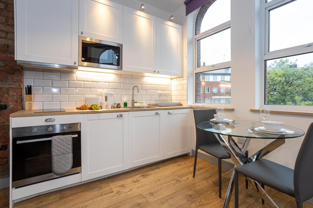 Pillo Rooms Serviced Apartments - Salford Manchester Bagian luar foto