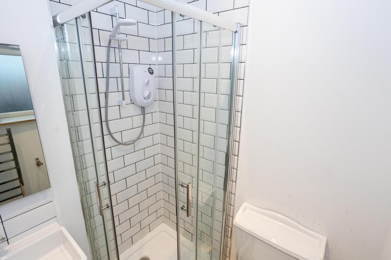 Pillo Rooms Serviced Apartments - Salford Manchester Bagian luar foto